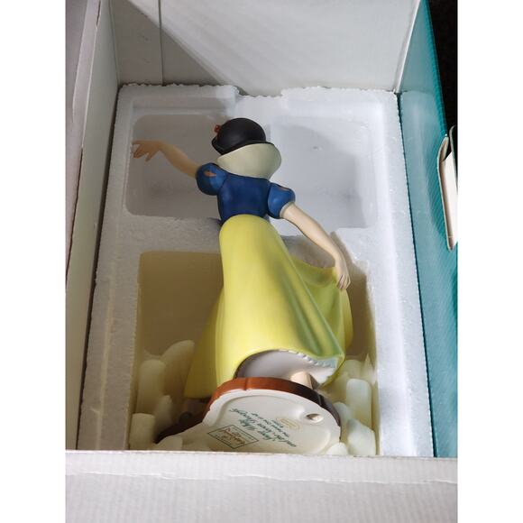 WDCC Disney Snow White Figurine The Fairest One Of All Box COA Collection - Picture 13 of 13